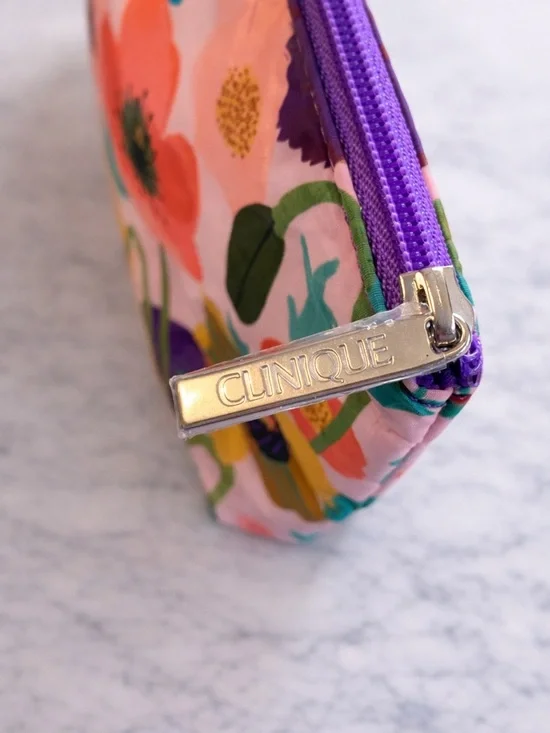 Clinique Skincare & Makeup Set New Moisture Surge SPF 50 Lipstick Bag Bundle - Picture 4 of 16